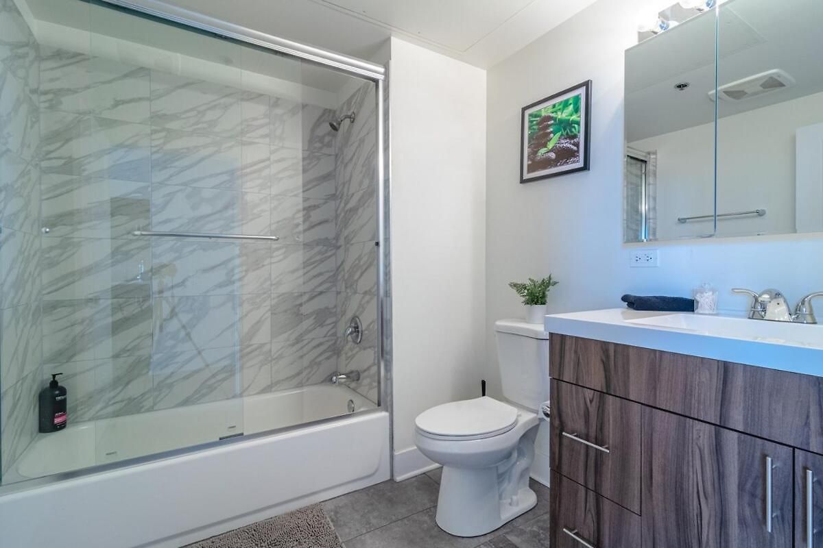 Skyline 2br In South Loop With Optional Parking & Gym Access Near Museum Campus And Mccormick Place Apartment