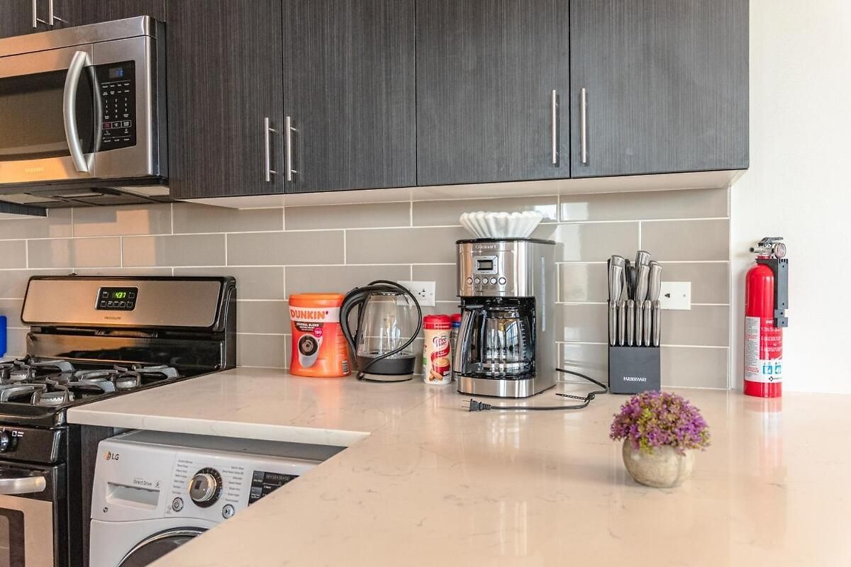 Spacious 3br Corner With Optional Parking And Gym Access Near Mccormick Place, Grant Park And Soldier Field Apartment