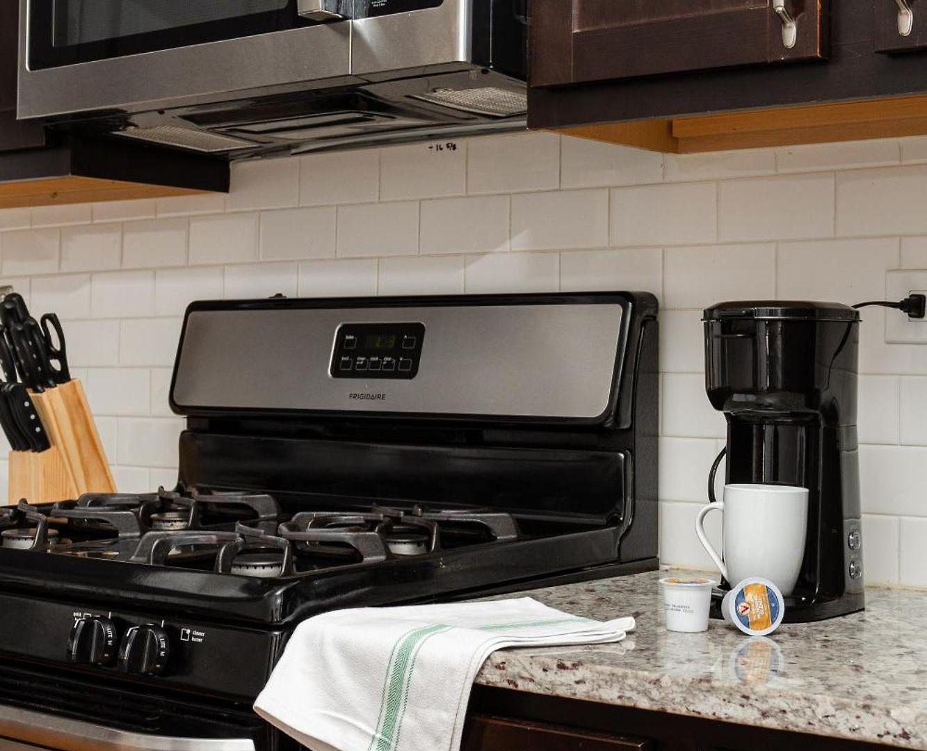 Flexhome Ukrainian Village • 2br • Walkable + Private Balcony - Sleeps 6 * Chicago