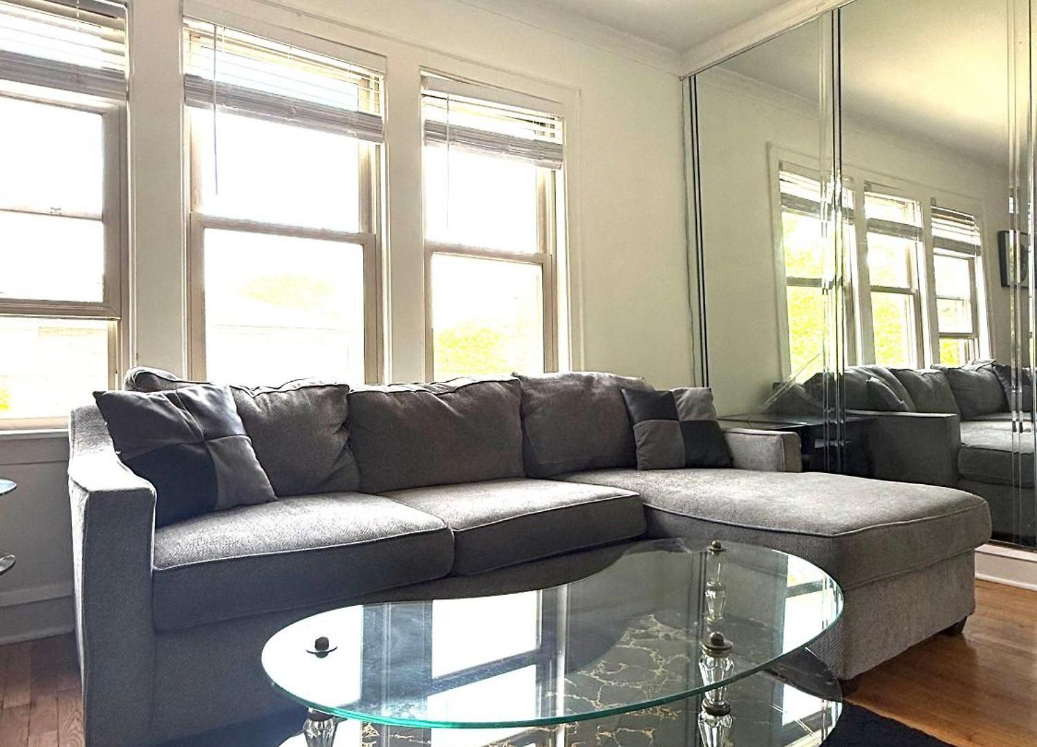 Apartment Prime Location - Cozy 3bd Near Downtown! Free Parking & Fast Wifi!
