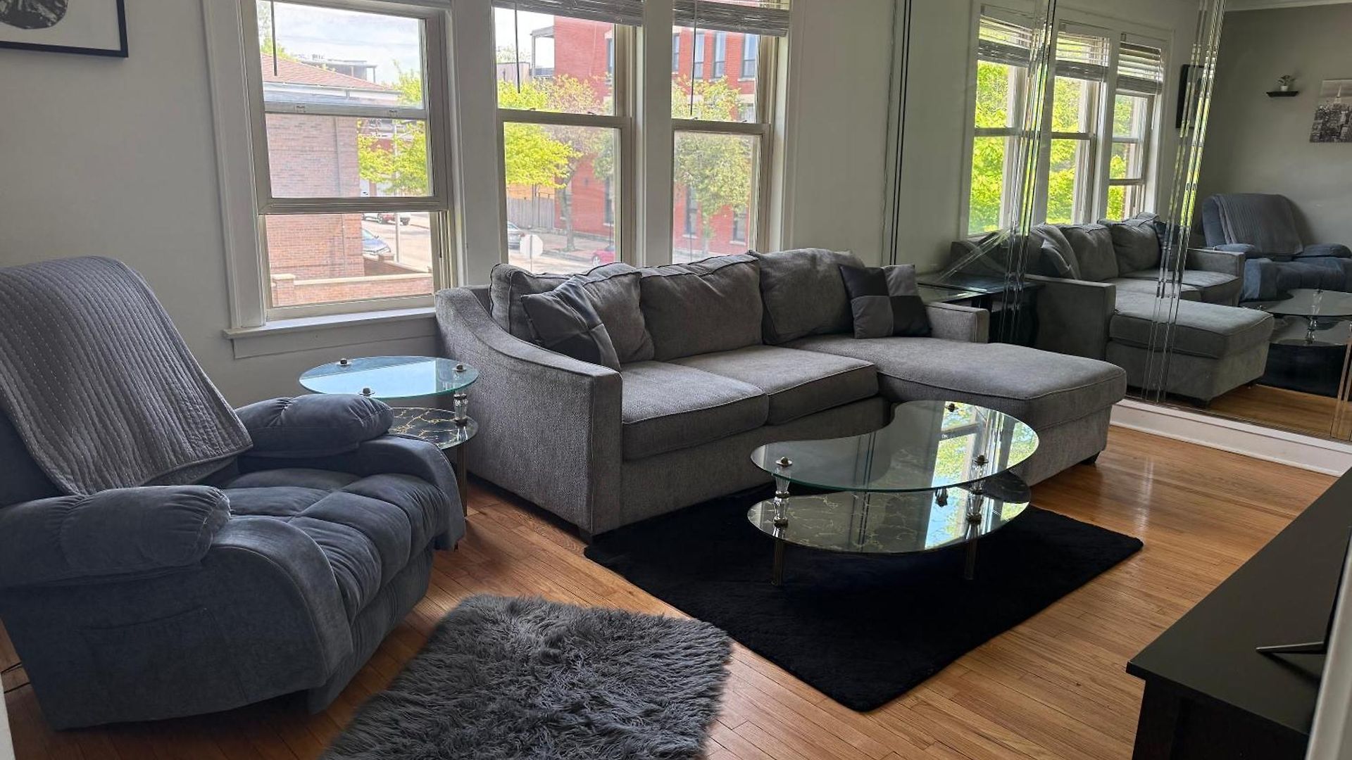 Prime Location - Cozy 3bd Near Downtown! Free Parking & Fast Wifi!