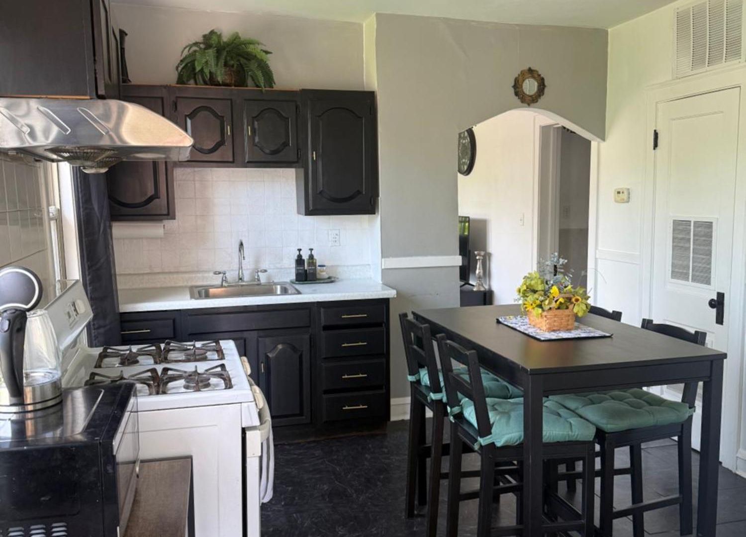 Prime Location - Cozy 3bd Near Downtown! Free Parking & Fast Wifi! *