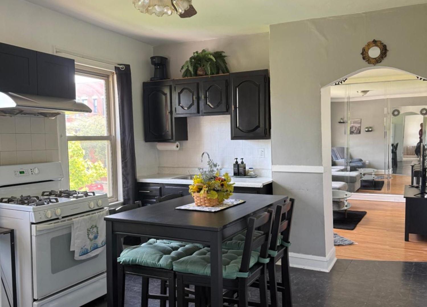 Apartment Prime Location - Cozy 3bd Near Downtown! Free Parking & Fast Wifi!