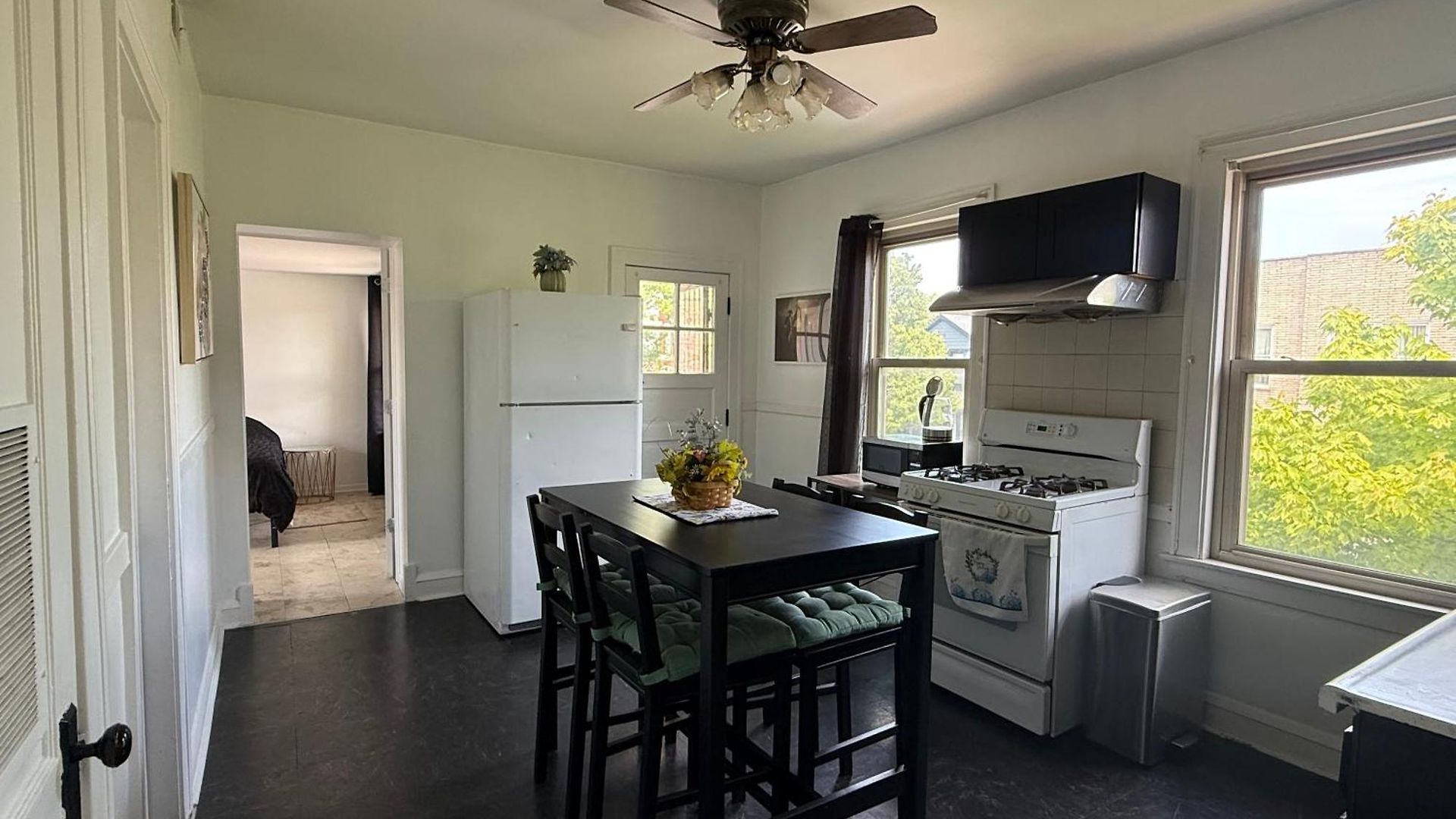Apartment Prime Location - Cozy 3bd Near Downtown! Free Parking & Fast Wifi! *