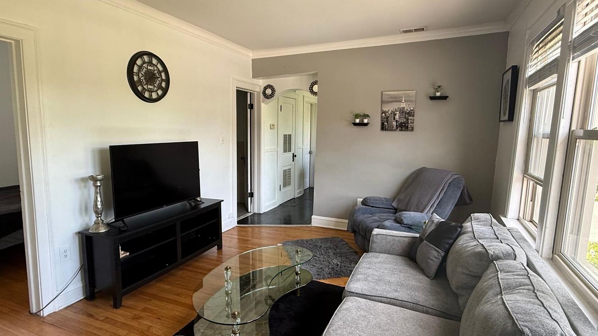 Prime Location - Cozy 3bd Near Downtown! Free Parking & Fast Wifi!