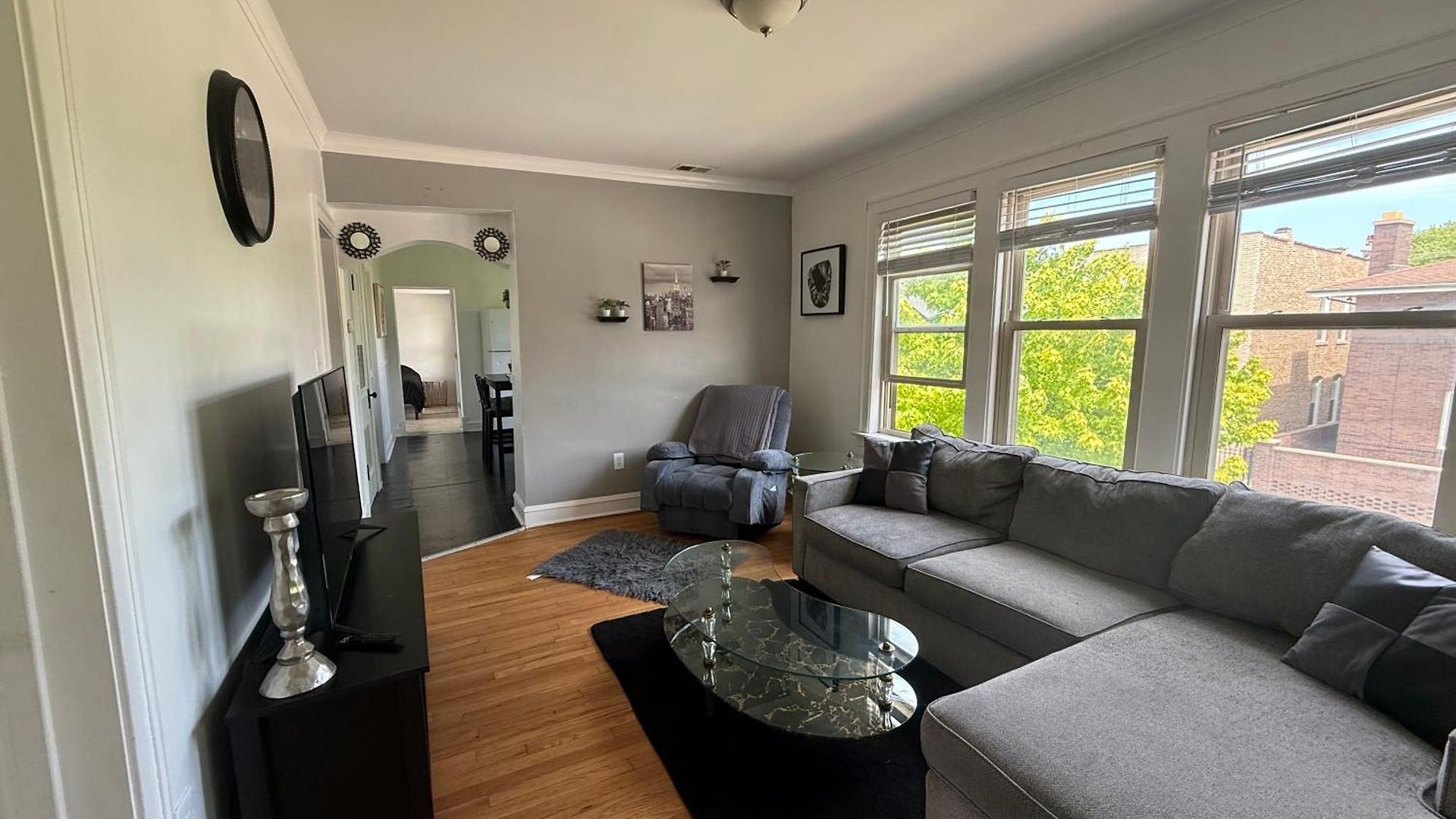 Prime Location - Cozy 3bd Near Downtown! Free Parking & Fast Wifi! *