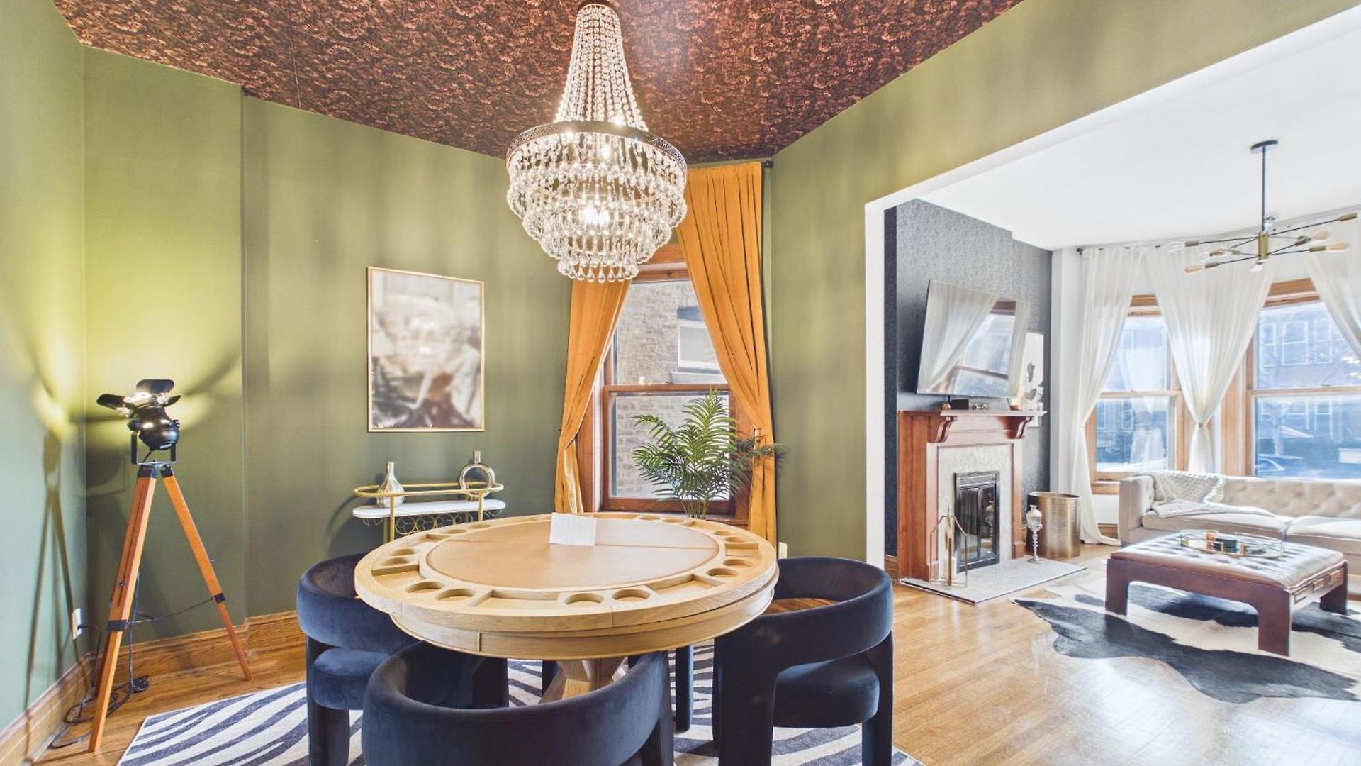 Wrigleyville Art Deco Retreat Garage Apartment Chicago