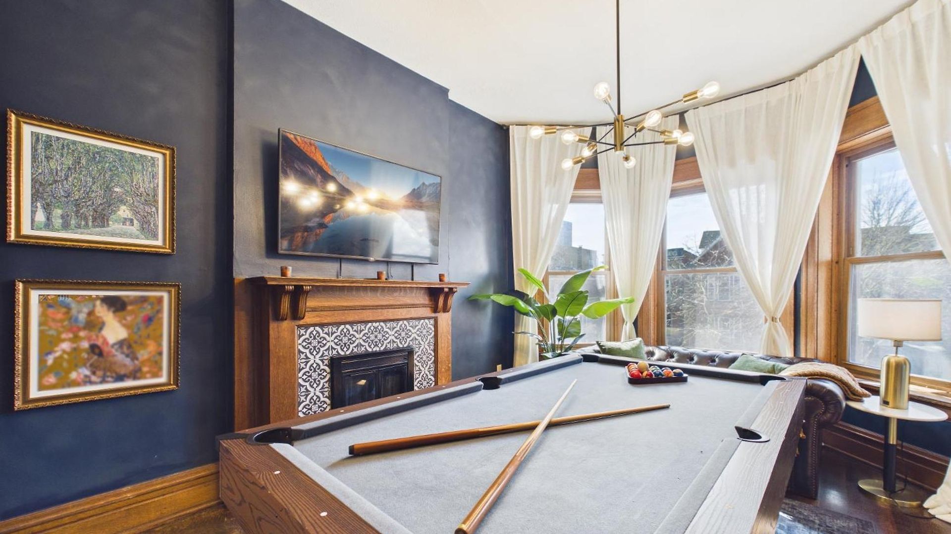 Wrigleyville Art Deco Garage Apartment Chicago