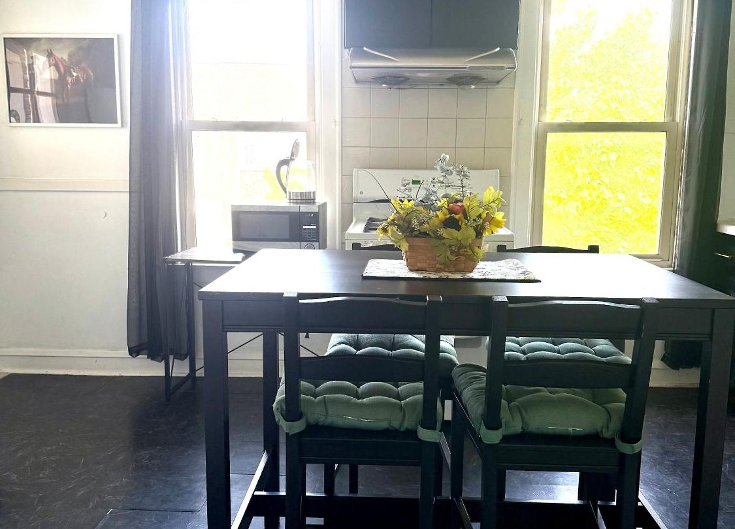 Prime Location - Cozy 3bd Near Downtown! Free Parking & Fast Wifi!