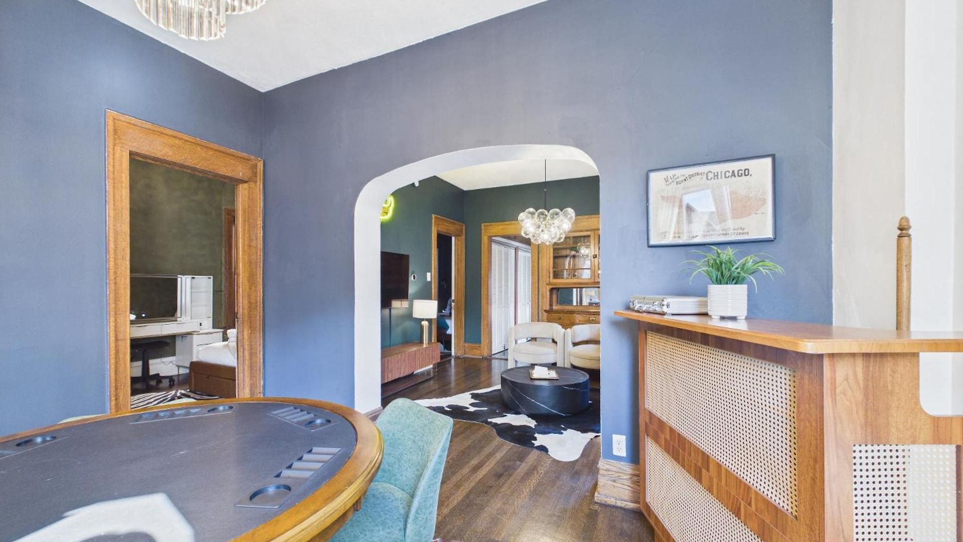 Wrigleyville Art Deco Garage Apartment *