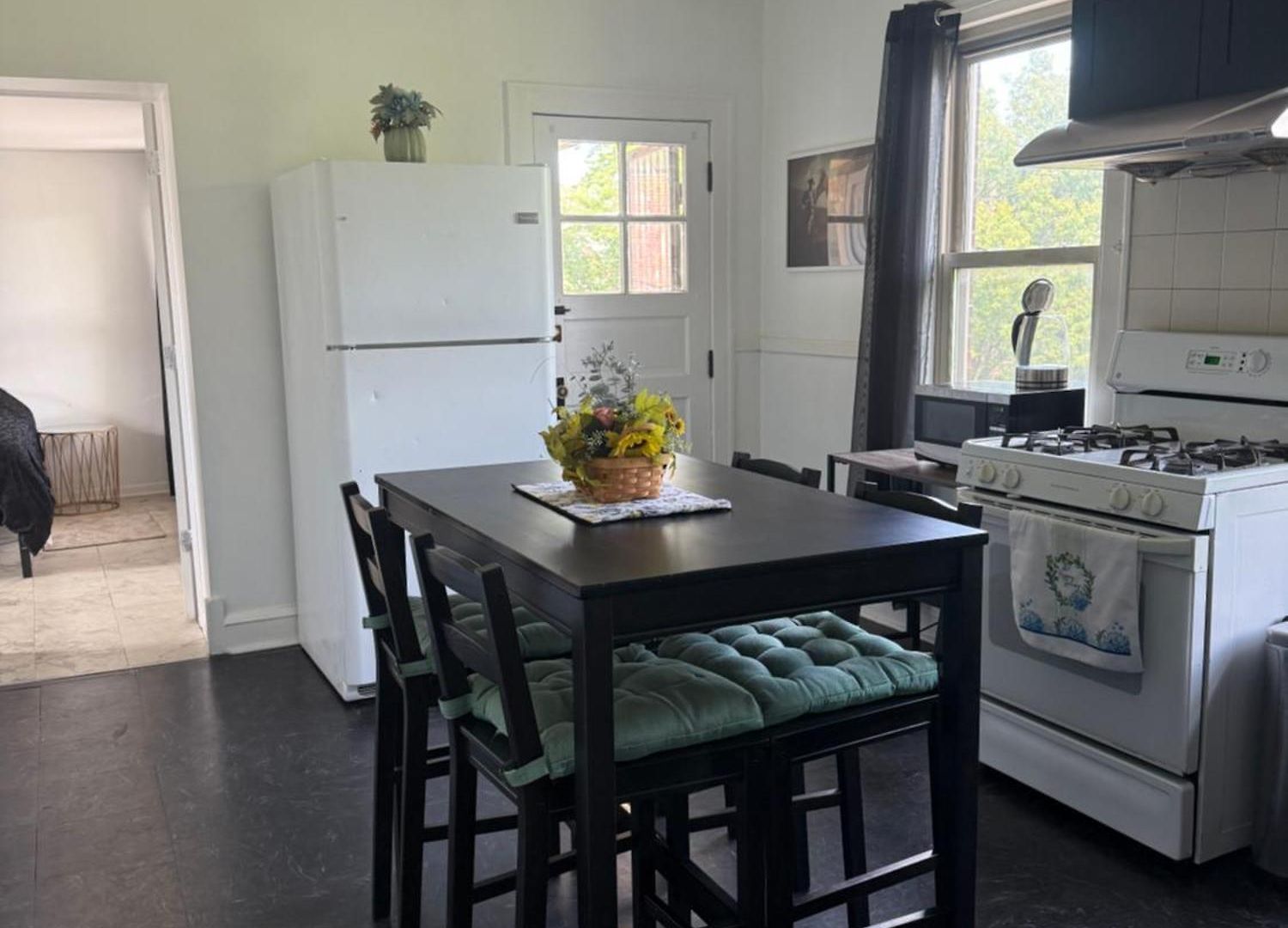 Prime Location - Cozy 3bd Near Downtown! Free Parking & Fast Wifi! Apartment