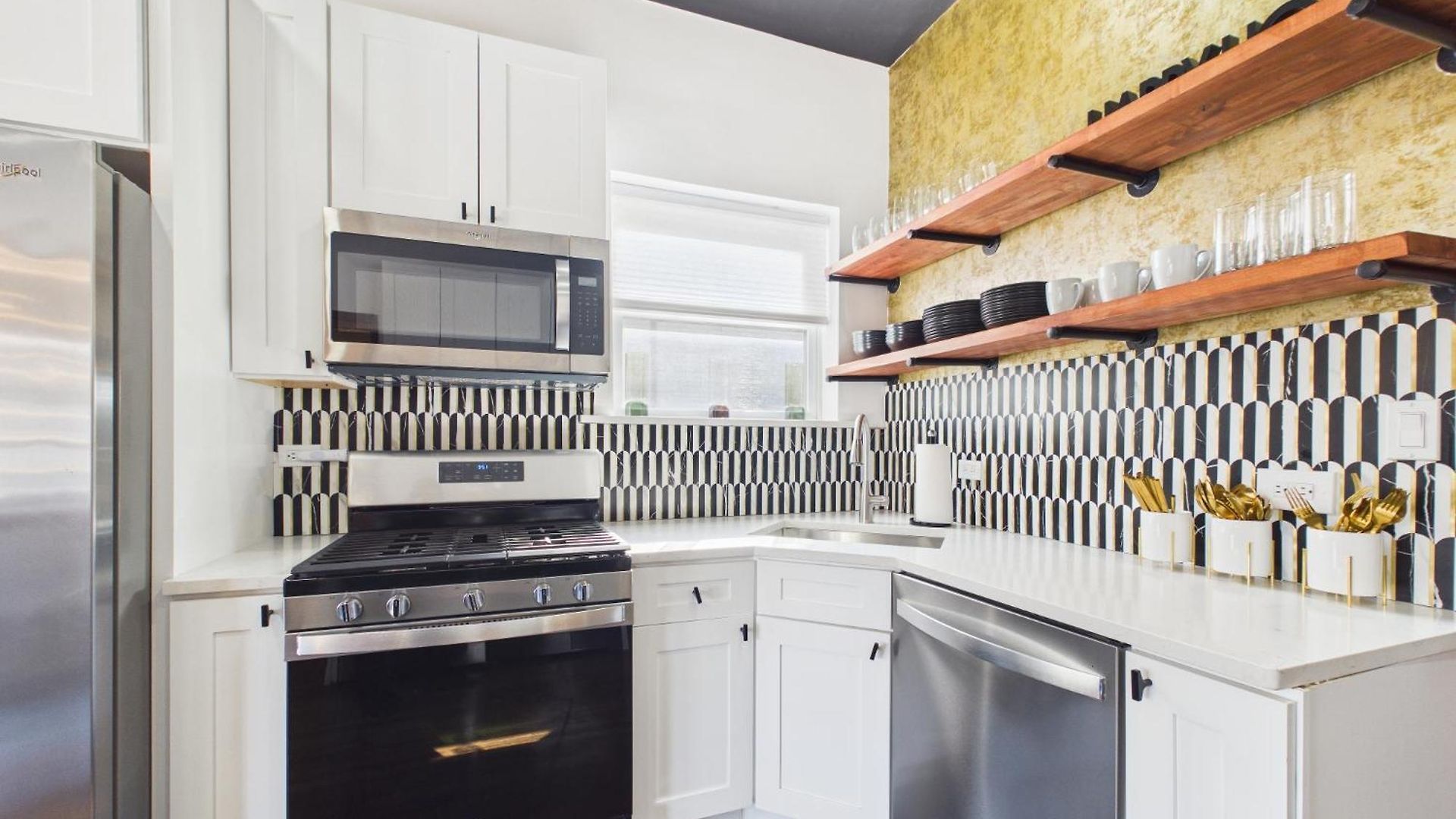 Wrigleyville Art Deco Garage Apartment Chicago