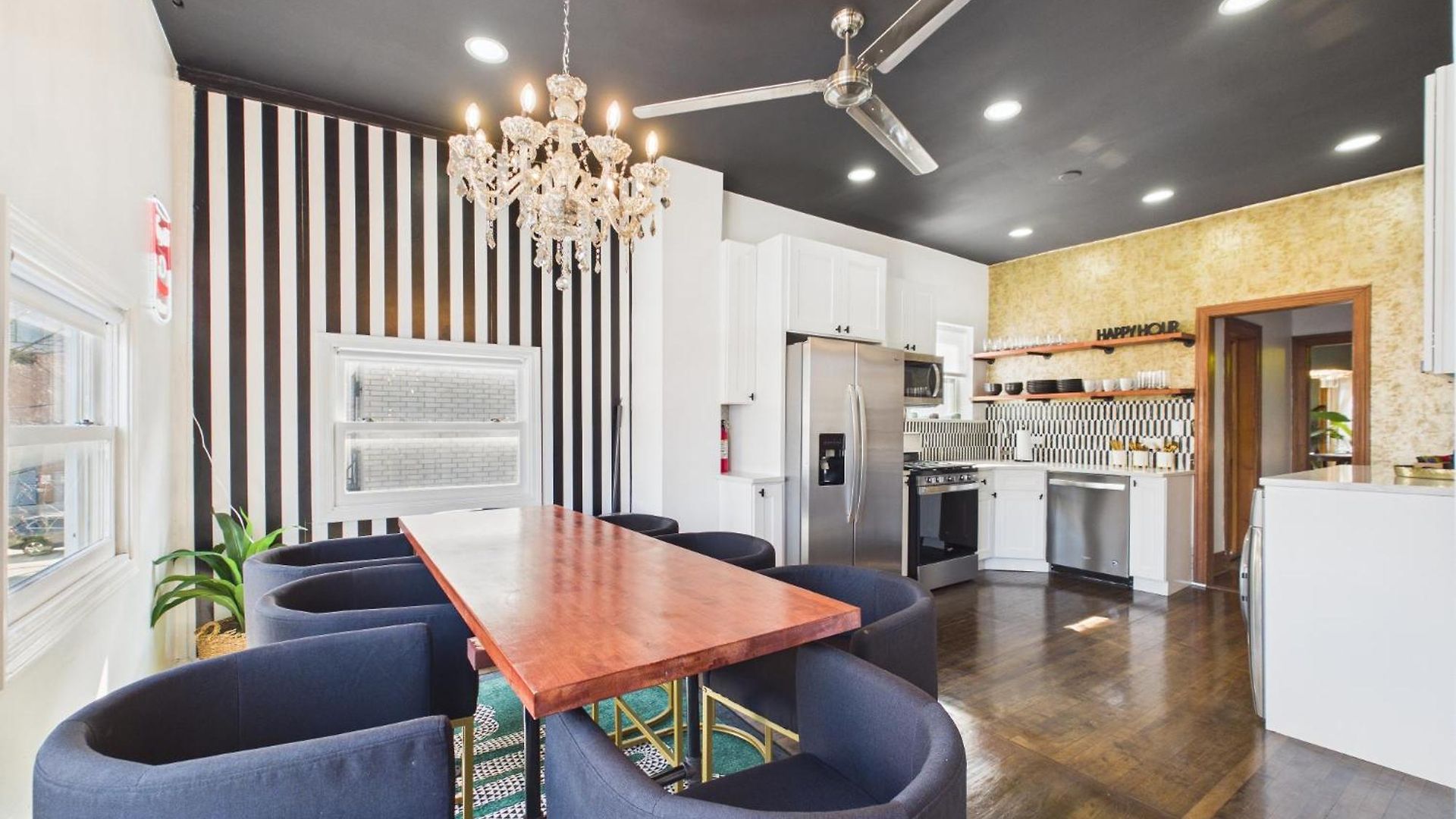 Wrigleyville Art Deco Garage Apartment