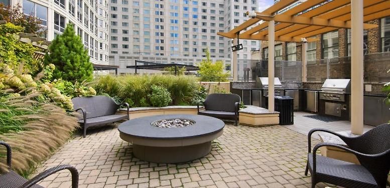 The Bernadin- Designer 3br Center With Balcony *