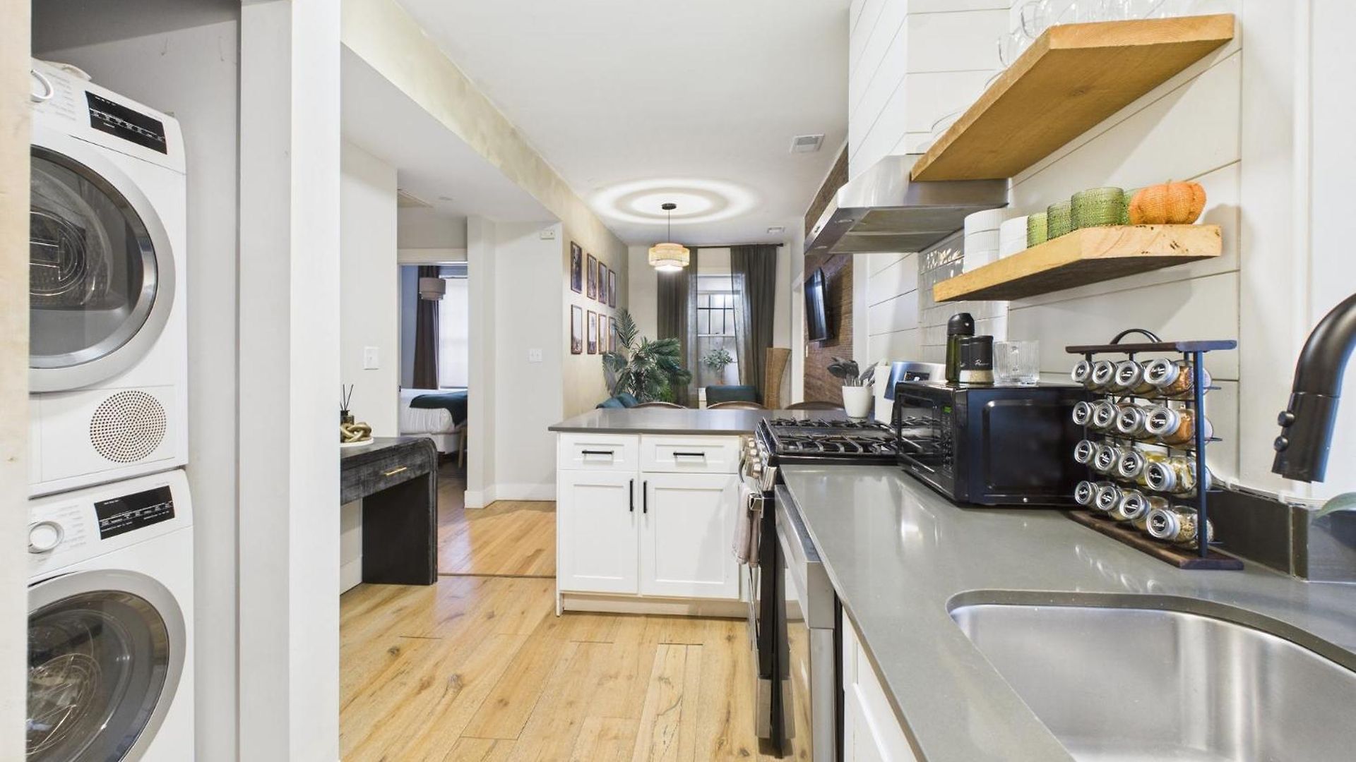 Boutique Hideaway Private Deck, Fire Pit Apartment Chicago