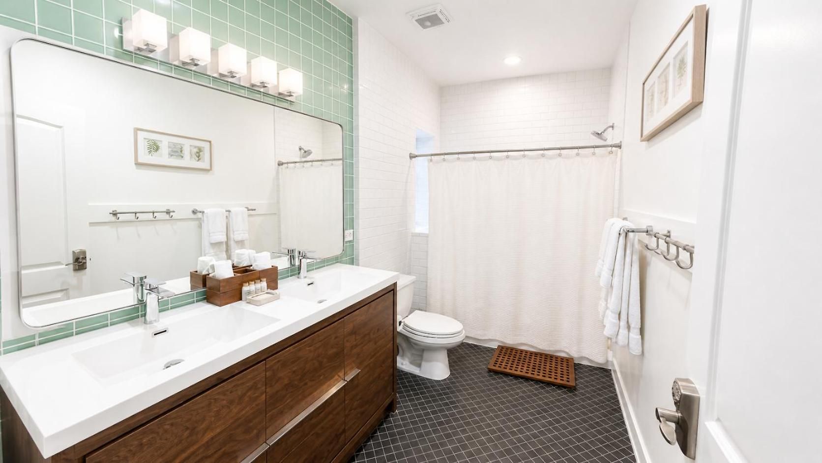Bed & Breakfast House 5863- Chicago's Premier Chicago