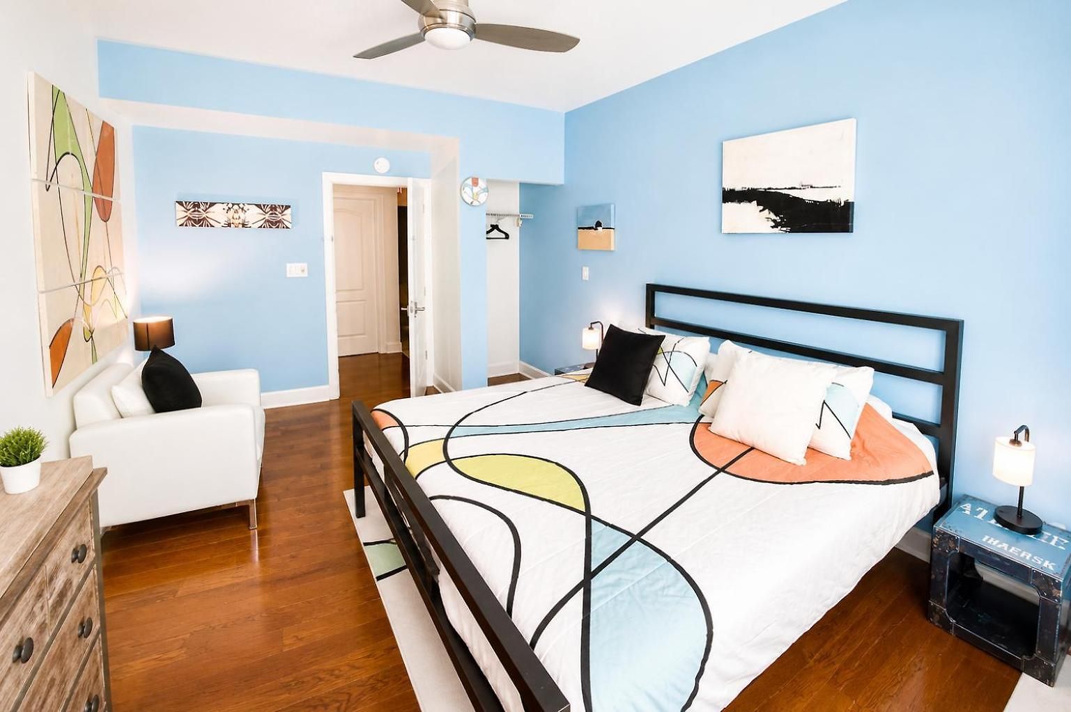 House 5863- Chicago's Premier 4* Chicago