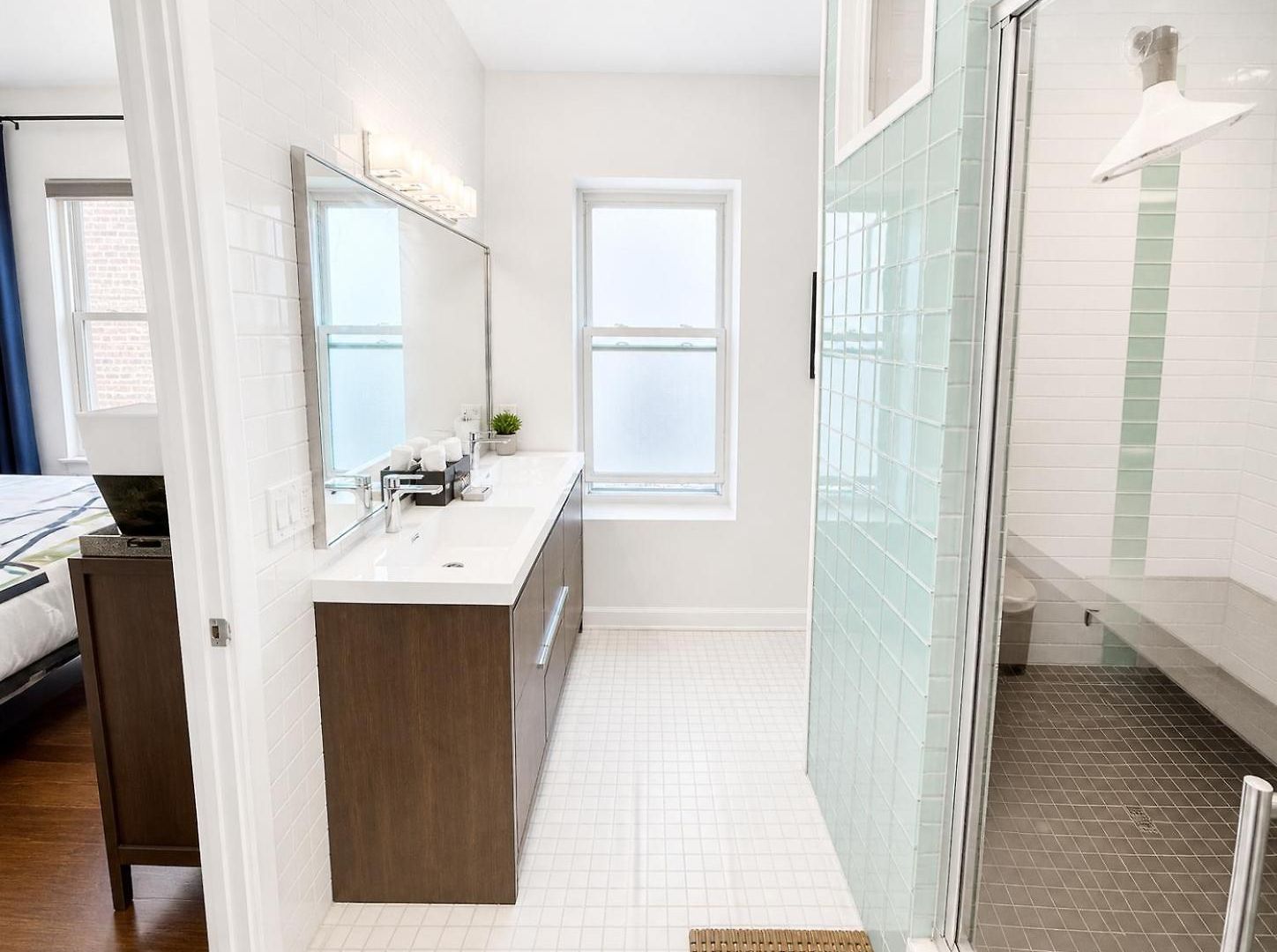 House 5863- Chicago's Premier Bed & Breakfast