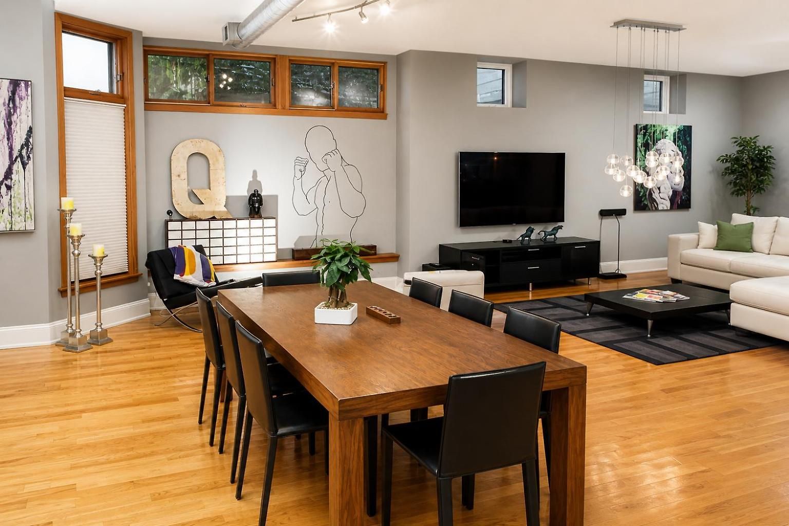 House 5863- Chicago's Premier 4* Chicago