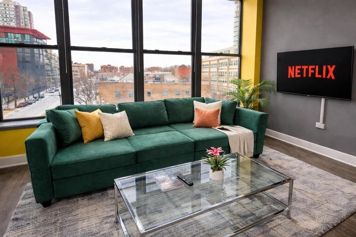 Bright 2br Luxury Corner With Optional Parking Sleeps 6 Guests Near Mccormick Place And Soldier Field *