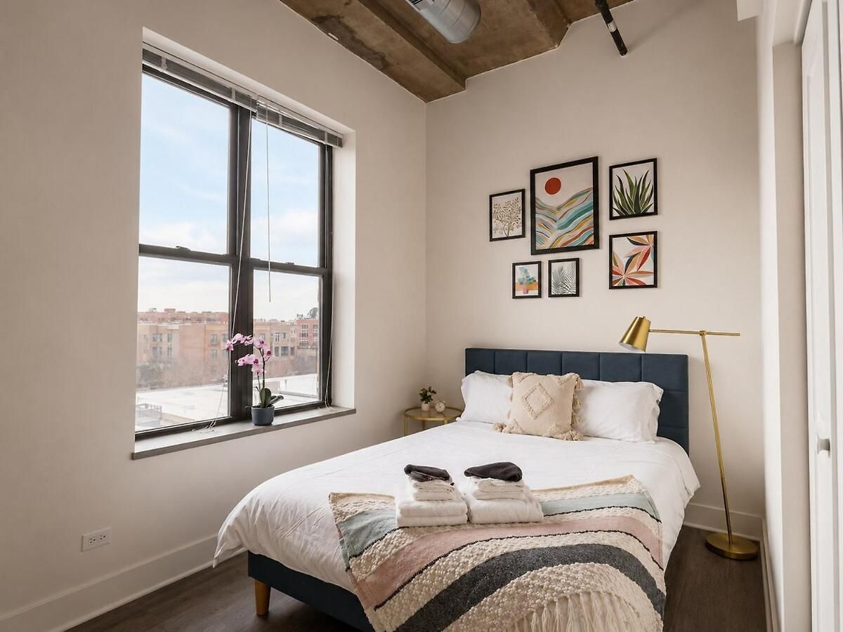 Spacious And Luxurious 3br Near Mccormick Place And Soldier Field With Optional Parking - Sleeps 10 *