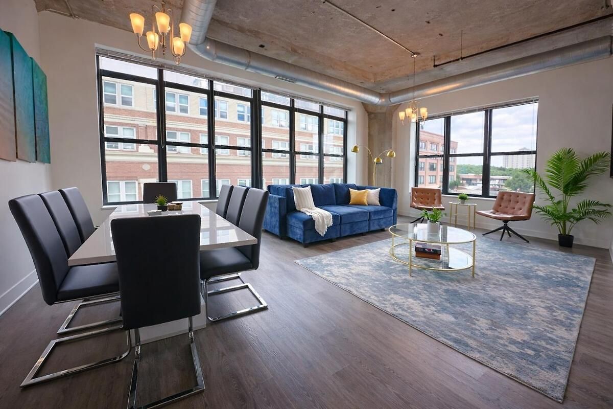 Spacious And Luxurious 3br Near Mccormick Place And Soldier Field With Optional Parking - Sleeps 10 Apartment Chicago