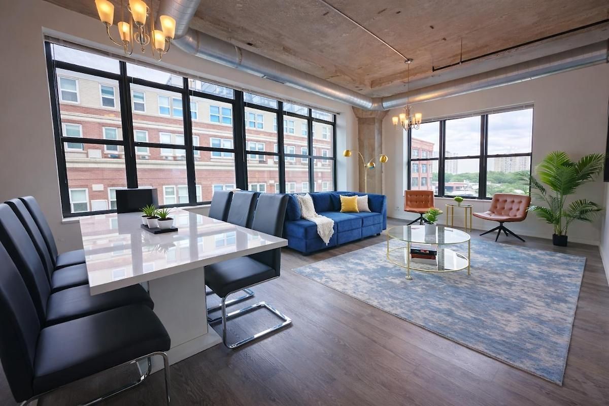 Apartment Spacious And Luxurious 3br Near Mccormick Place And Soldier Field With Optional Parking - Sleeps 10 *
