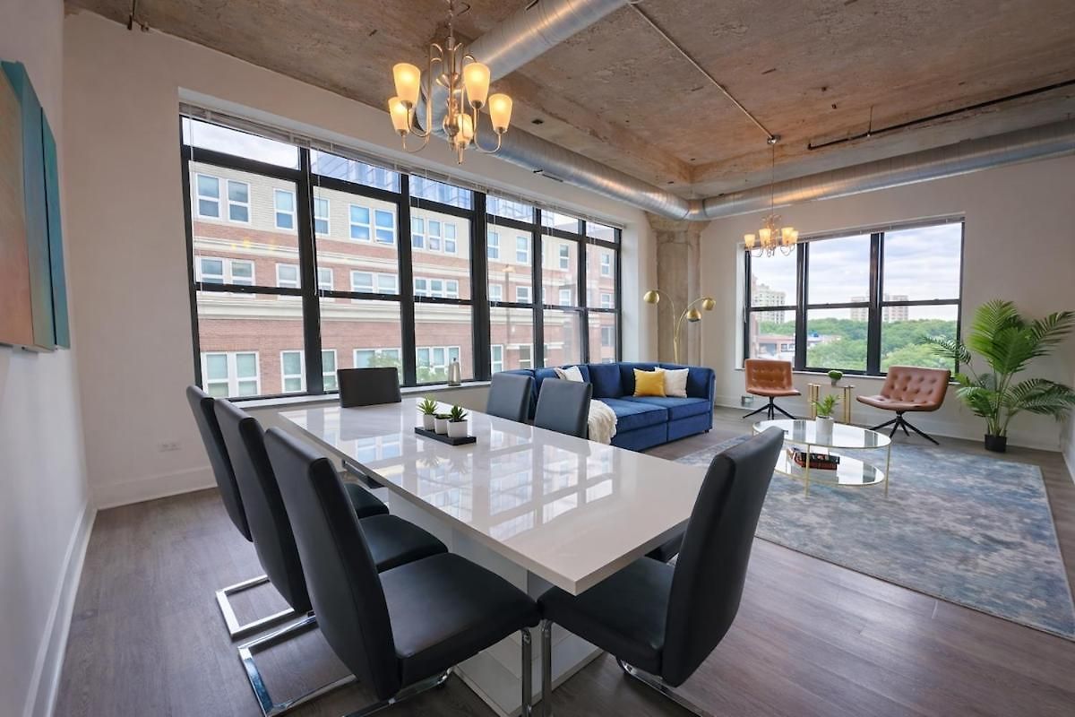 Spacious And Luxurious 3br Near Mccormick Place And Soldier Field With Optional Parking - Sleeps 10 *