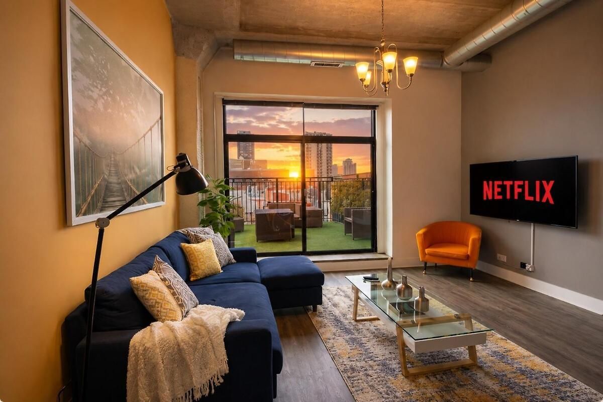 Skyline View Patio Suite: Mccormick Place 3br Retreat Apartment Chicago