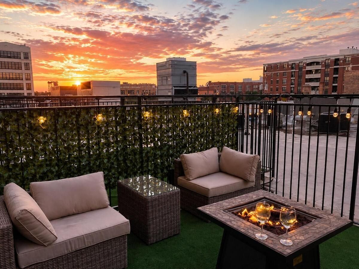 Apartment Skyline View Patio Suite: Mccormick Place 3br Retreat *