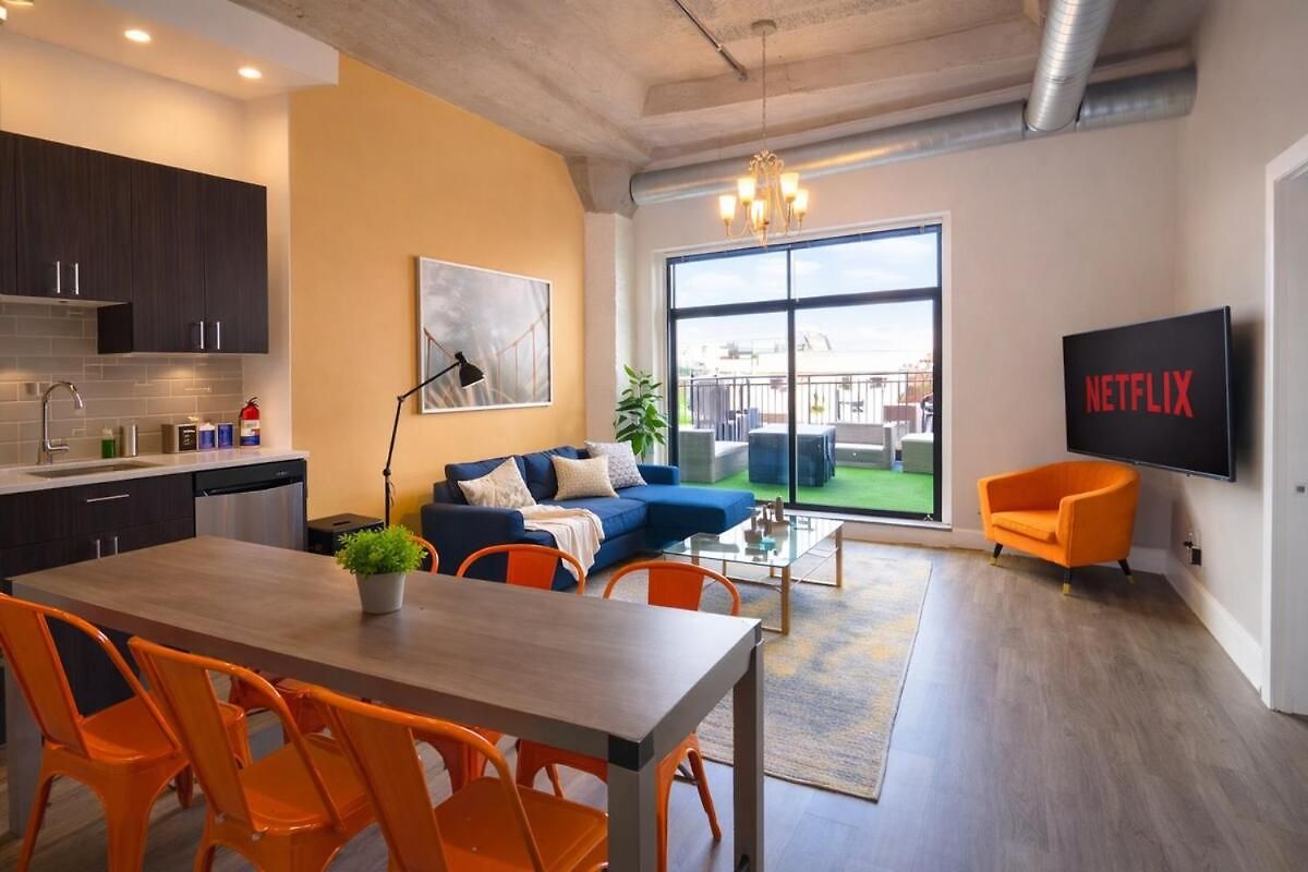 Skyline View Patio Suite: Mccormick Place 3br Retreat Apartment