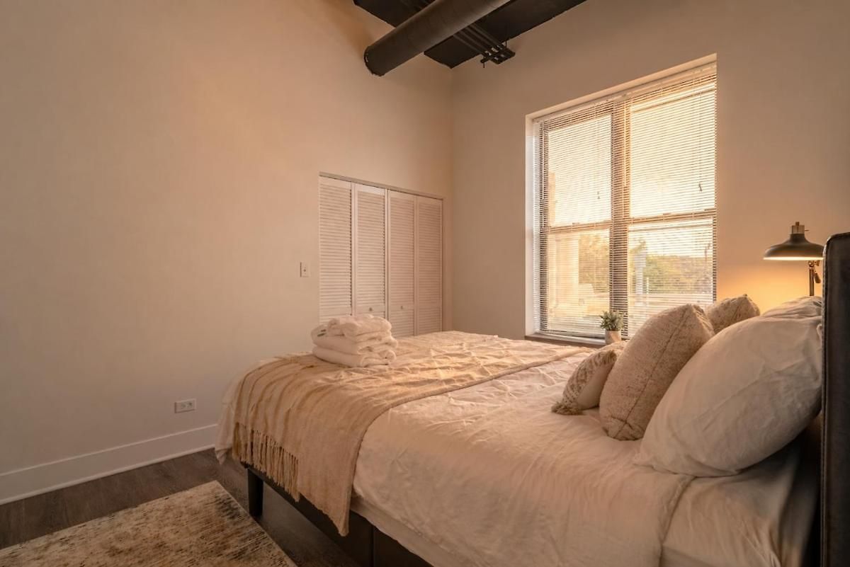 Apartment Group Friendly Spacious 3br With Optional Parking And Gym Access Sleeps 10 Guest Near Mccormick Place And Soldier Field Chicago