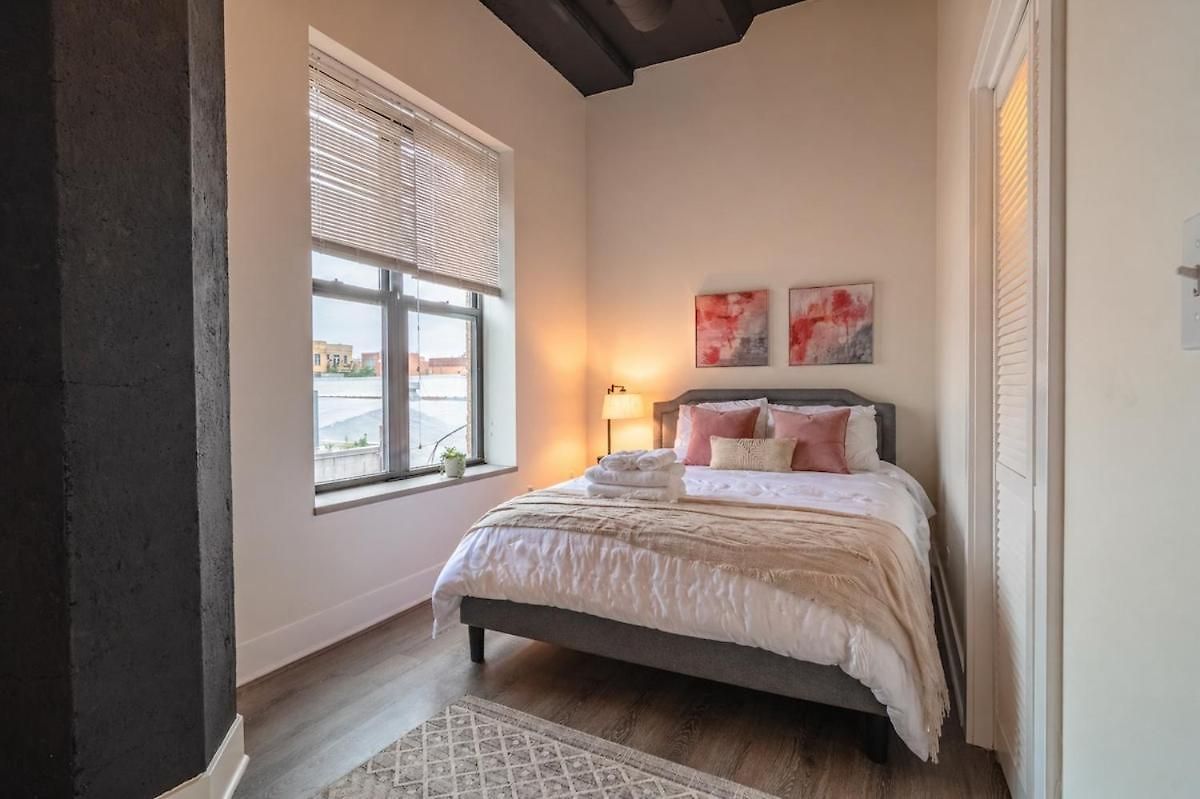 Apartment Group Friendly Spacious 3br With Optional Parking And Gym Access Sleeps 10 Guest Near Mccormick Place And Soldier Field *