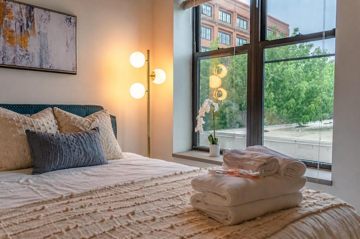 Apartment Group Friendly Spacious 3br With Optional Parking And Gym Access Sleeps 10 Guest Near Mccormick Place And Soldier Field *