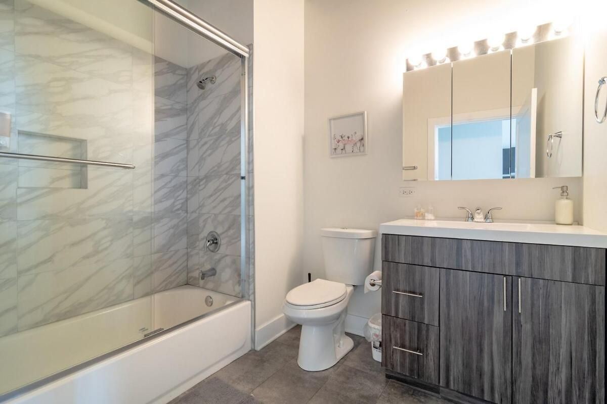 Spacious 2br Vacation With View, Optional Parking And Gym Near Mccormick Place & Downtown Attractions * Chicago