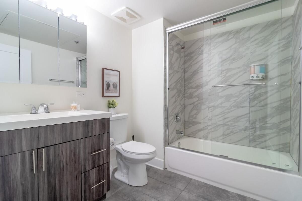 Apartment Mccormick Place Secret Oasis With Optional Parking For Up To 8 Guests