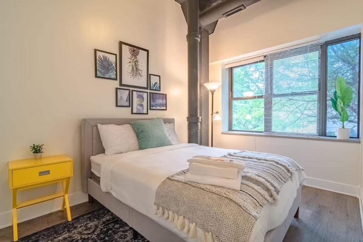 Ideal 3br Business Or Leisure In Fully Stocked Kitchen & Fast Internet With Optional Parking Near Soldier Field, Grant Park & Mccormick Place Chicago