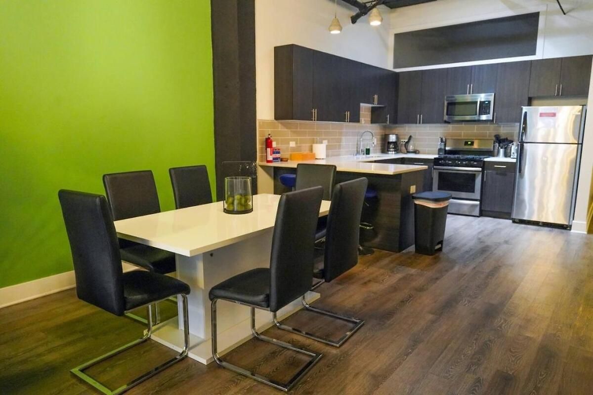 Ideal 3br Business Or Leisure In Fully Stocked Kitchen & Fast Internet With Optional Parking Near Soldier Field, Grant Park & Mccormick Place