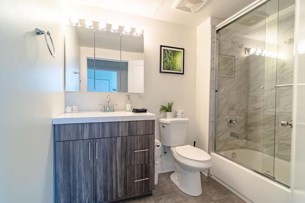 Ideal 3br Business Or Leisure In Fully Stocked Kitchen & Fast Internet With Optional Parking Near Soldier Field, Grant Park & Mccormick Place *
