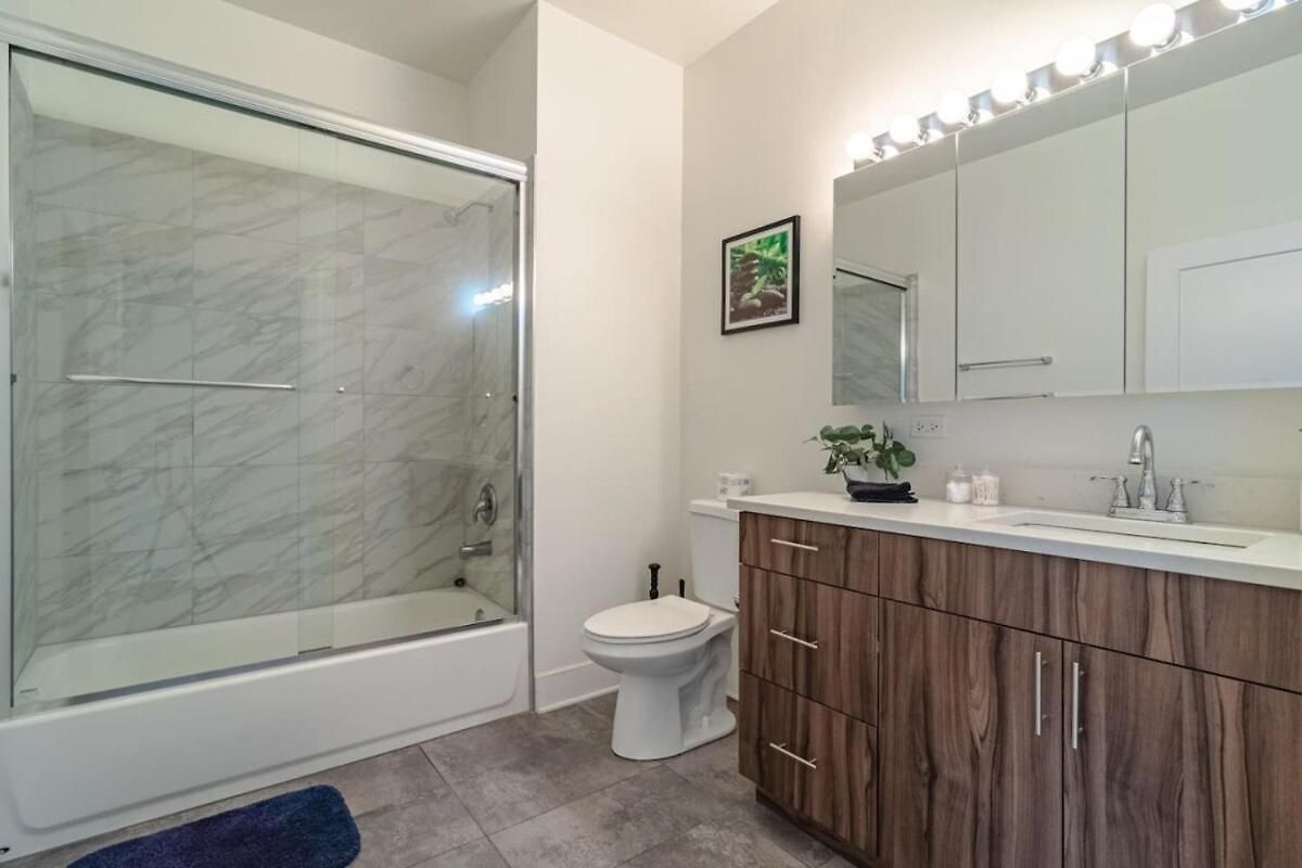 Apartment Ideal 3br Business Or Leisure In Fully Stocked Kitchen & Fast Internet With Optional Parking Near Soldier Field, Grant Park & Mccormick Place