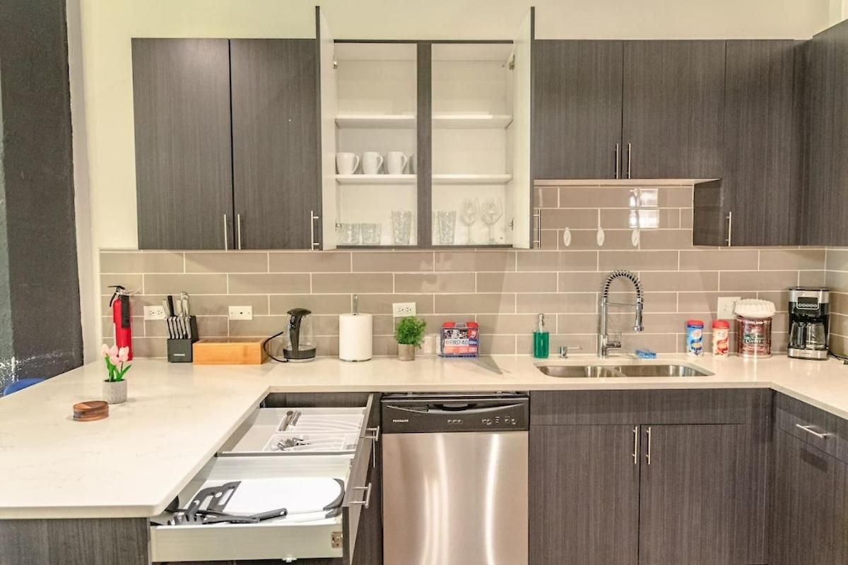Ideal 3br Business Or Leisure In Fully Stocked Kitchen & Fast Internet With Optional Parking Near Soldier Field, Grant Park & Mccormick Place