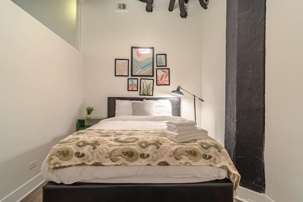 Ideal 3br Business Or Leisure In Fully Stocked Kitchen & Fast Internet With Optional Parking Near Soldier Field, Grant Park & Mccormick Place *