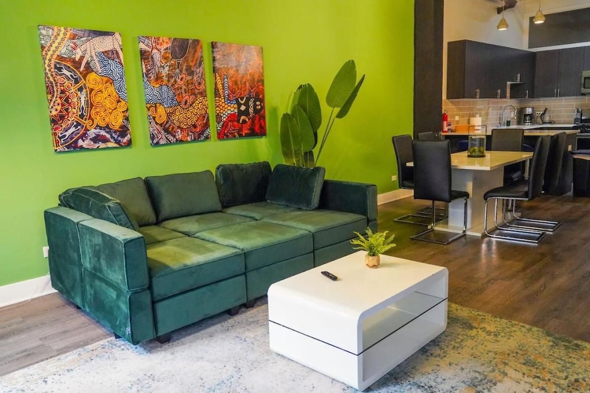 Ideal 3br Business Or Leisure In Fully Stocked Kitchen & Fast Internet With Optional Parking Near Soldier Field, Grant Park & Mccormick Place *