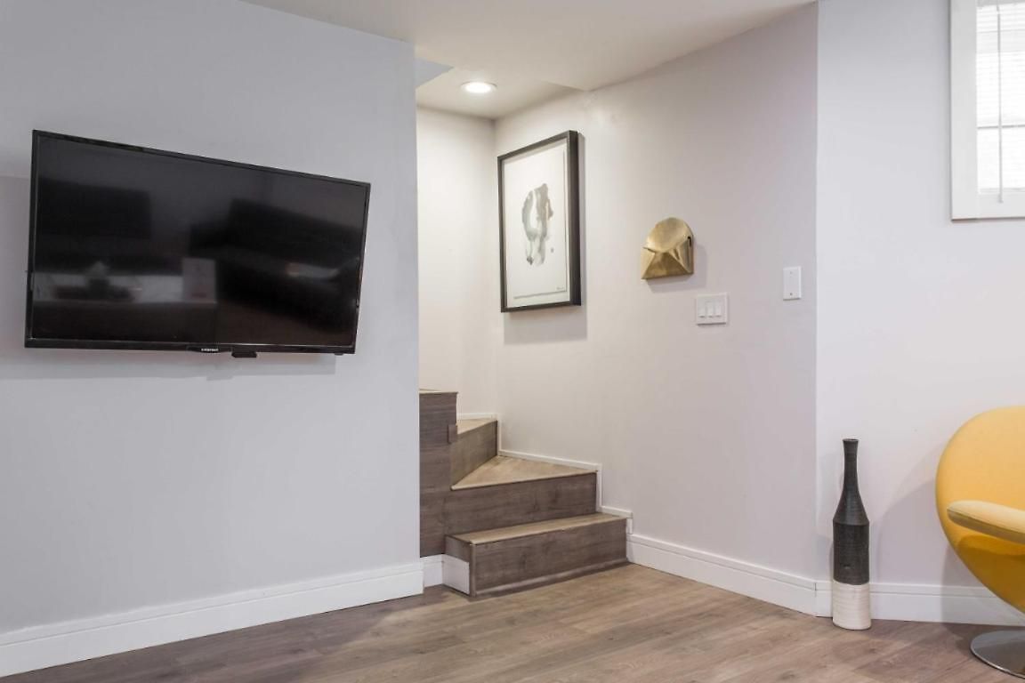 Double Play Wrigley - Prime Location Across From Wrigley Field & Transit - 2br Apts Apartment