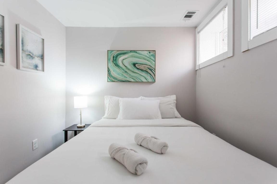 Apartment Double Play Wrigley - Prime Location Across From Wrigley Field & Transit - 2br Apts Chicago