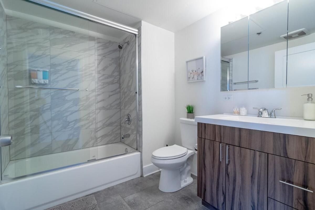 South Loop 2br Retreat With Skyline View And Optional Parking For 8 Guests Near Mccormick Place And Soldier Field