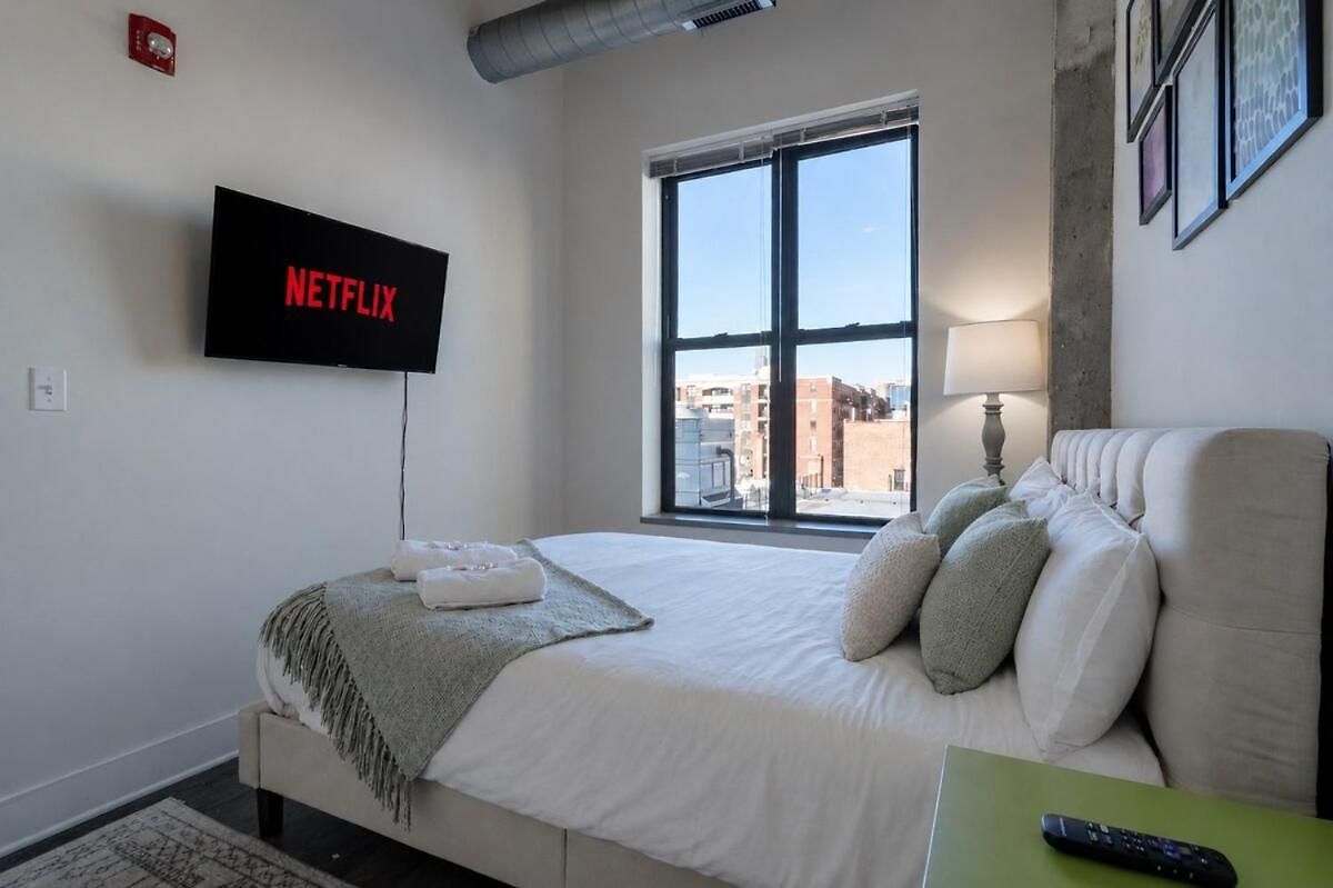 South Loop 2br Retreat With Skyline View And Optional Parking For 8 Guests Near Mccormick Place And Soldier Field *