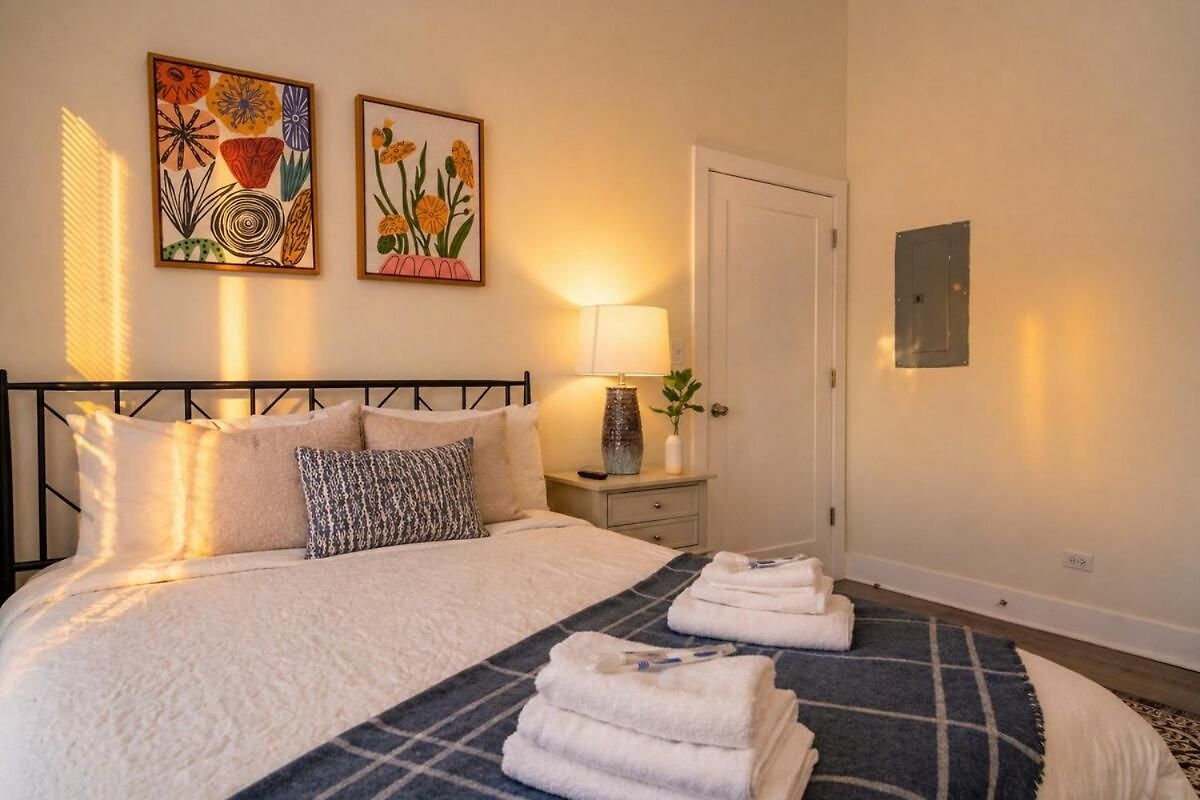 Apartment Mccormick Place Spacious 3br Family Heaven With Optional Parking Sleeps 10 Guests Near Soldier Field And Field Museum Chicago