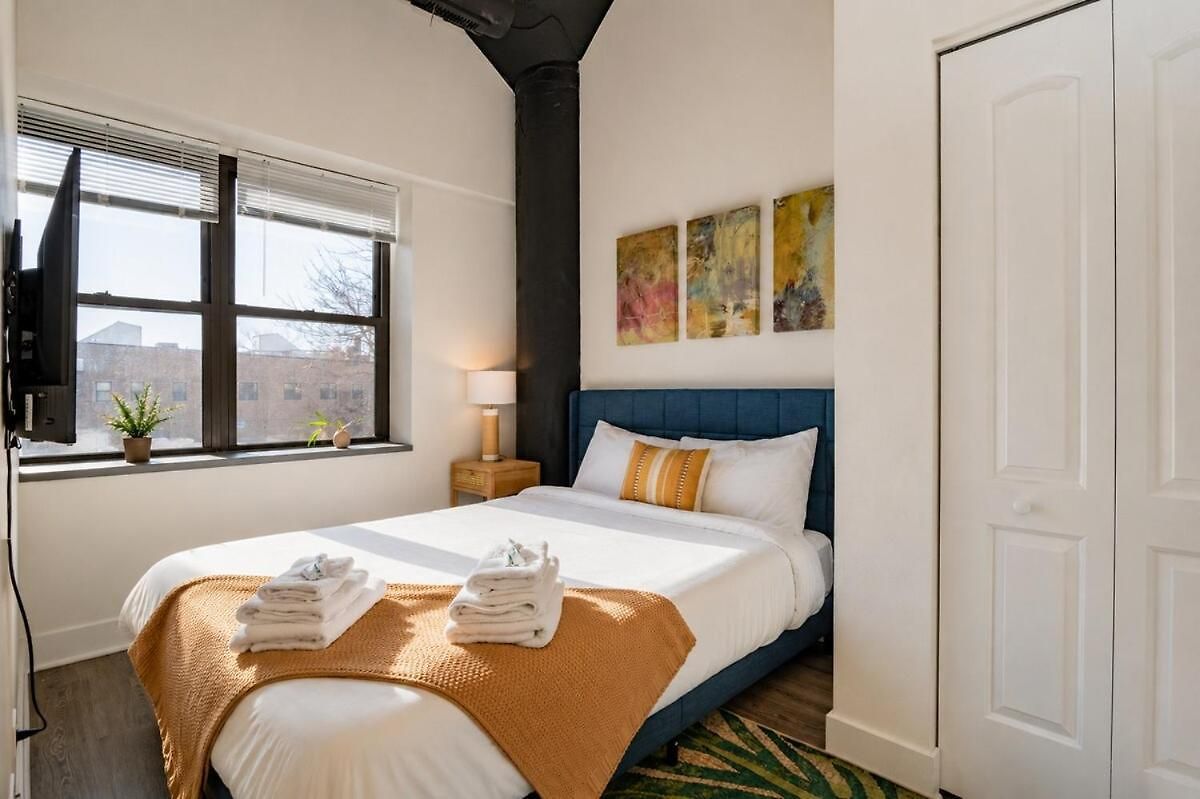 Mccormick Place 2br Spacious Corner Unit With Optional Parking Sleeps 6 Guests Near Soldier Field And Grant Park Apartment