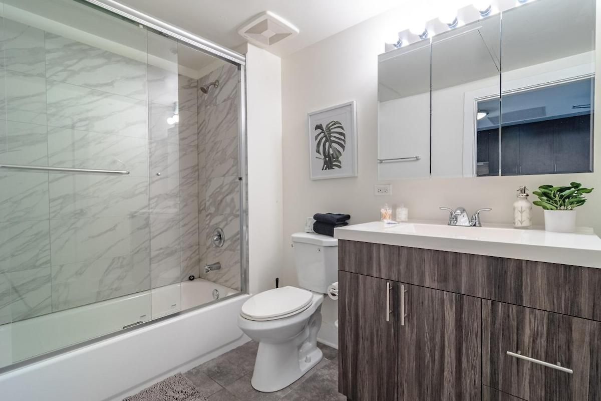 Mccormick Place Huge 2br Cozy Loft With Optional Parking Sleeps 8 Near Soldier Field And Grant Park Apartment